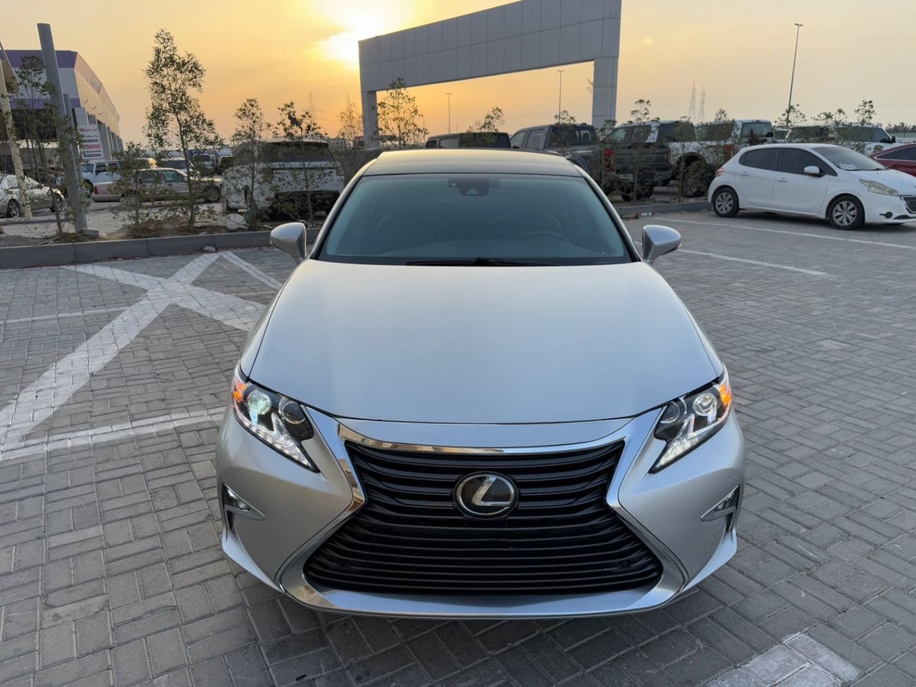 2016 Lexus ES350 PLATINUM, silber, 142.000 km, Import VAE — Foto 1