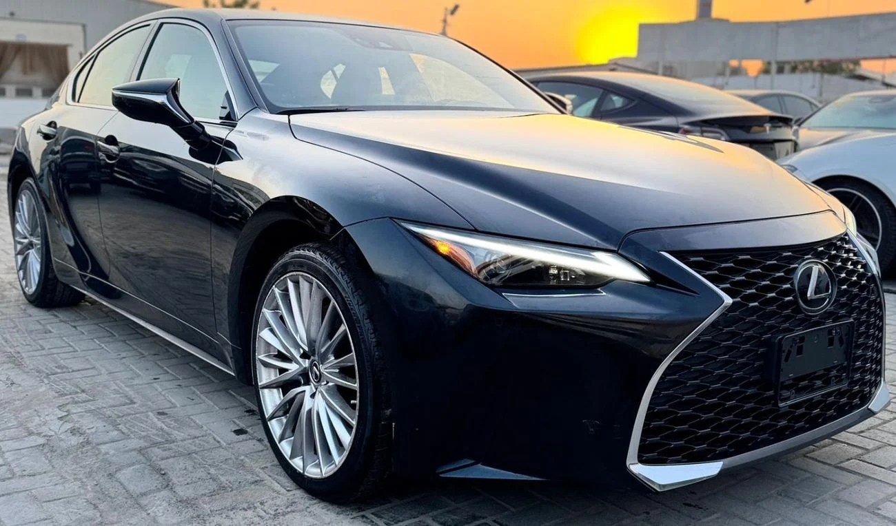 2022 Lexus IS300 AWD, schwarz, 14.992 km, Import VAE — Foto 1