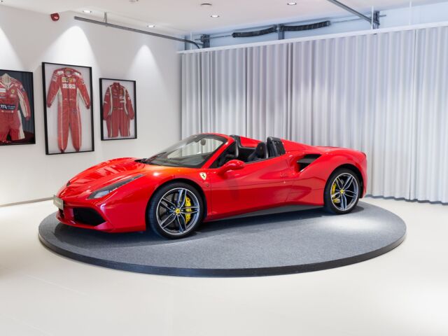 2018 Ferrari 488, Estland — Foto 1