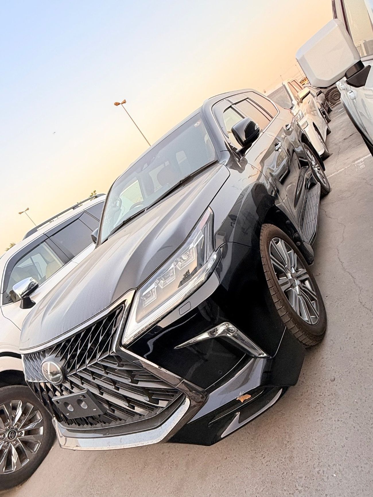 2016 Lexus LX570 PLATINUM, schwarz, 83.192 km, Import VAE — Foto 1