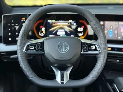 2025 Mg One LUX, rot, 10 km, Import VAE — Foto 8 z 20