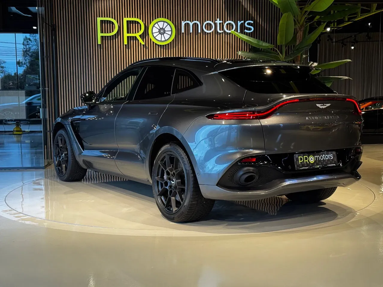 Aston Martin DBX, Rumänien — Foto 2 z 5