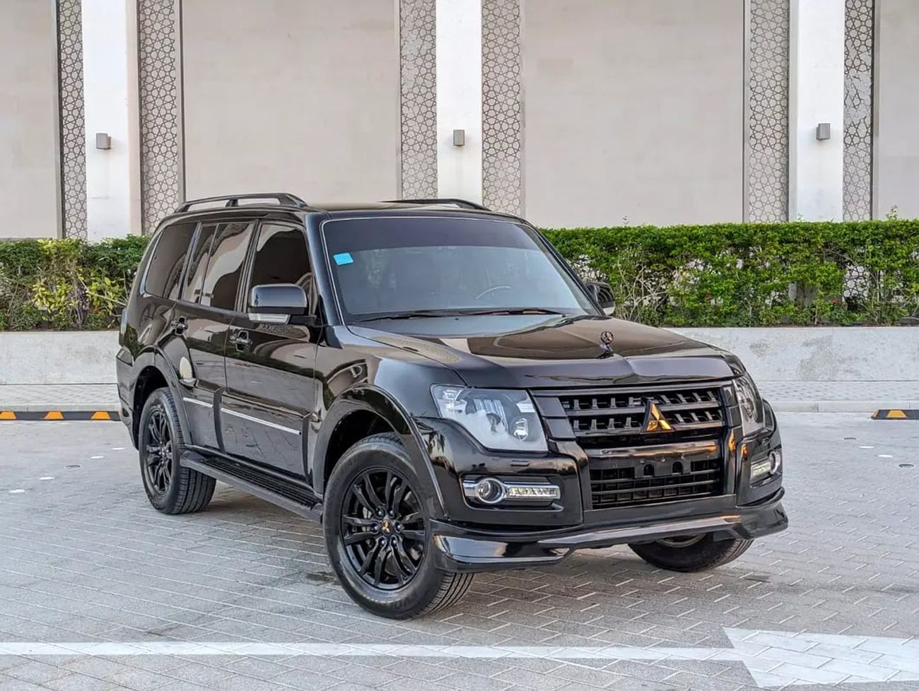 2020 Mitsubishi Pajero GLS MIDLINE, schwarz, 61.066 km, Import VAE — Foto 1