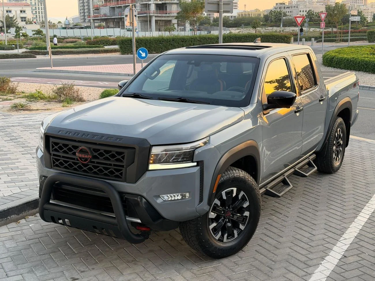 2022 Nissan Frontier PRO 4X, grau, 110.000 km, Import VAE — Foto 1