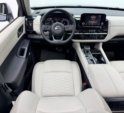 2024 Nissan Pathfinder SV, grau, 23.078 km, Import VAE — Foto 8 z 16