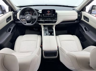 2024 Nissan Pathfinder SV, grau, 23.078 km, Import VAE — Foto 9 z 16