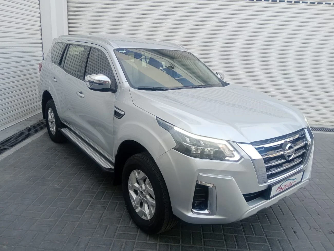 2022 Nissan X Terra TITANIUM, silber, 164.000 km, Import VAE — Foto 1