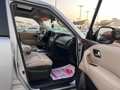 2019 Nissan Armada SL, silber, 60.000 km, Import VAE — Foto 13 z 16