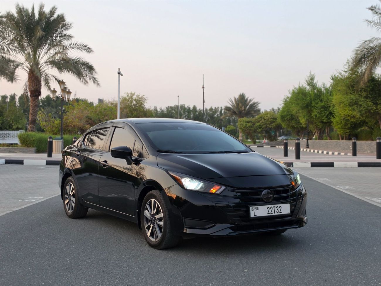2024 Nissan Versa STANDARD, schwarz, 40.000 km, Import VAE — Foto 1