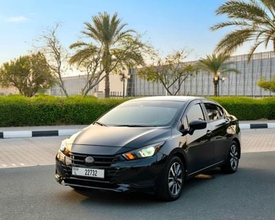 2024 Nissan Versa STANDARD, schwarz, 40.000 km, Import VAE — Foto 3 z 16