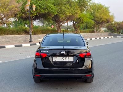 2024 Nissan Versa STANDARD, schwarz, 40.000 km, Import VAE — Foto 5 z 16