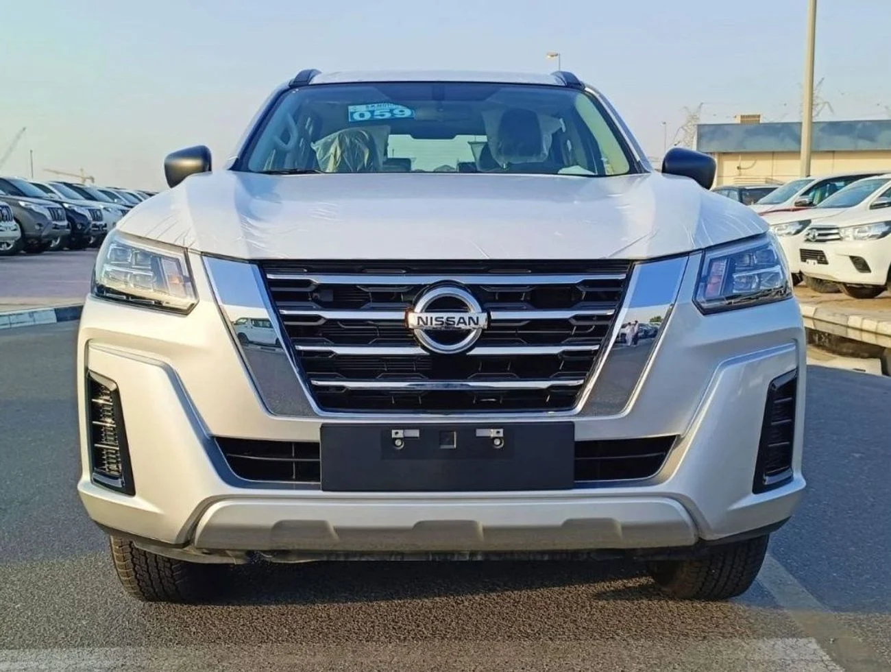 2023 Nissan X Terra SE, silber, 0 km, Import VAE — Foto 1