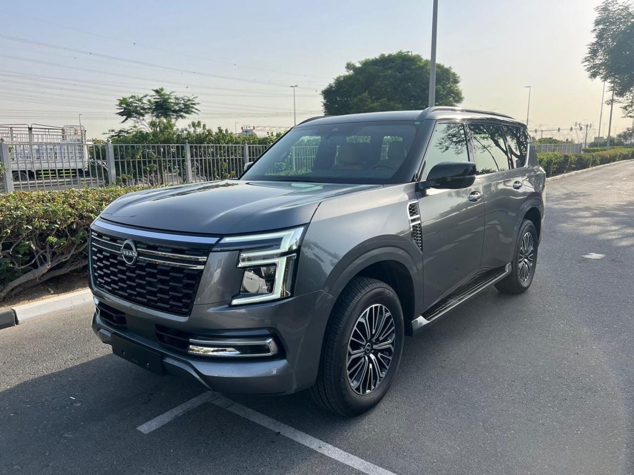 2026 Nissan Patrol SE PLATINUM CITY, grau, 0 km, Import VAE — Foto 1