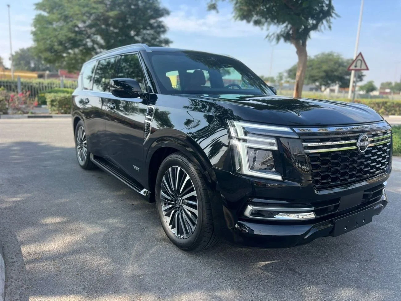 2026 Nissan Patrol LE PLATINUM CITY, schwarz, 0 km, Import VAE — Foto 1