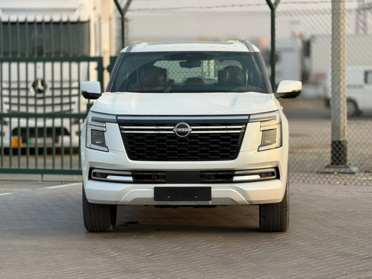 2026 Nissan Patrol LE PLATINUM CITY, weiß, 0 km, Import VAE — Foto 1