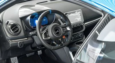 2024 Renault Alpine, blau, 25 km, Import VAE — Foto 11 z 18