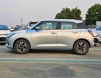 2026 Suzuki Swift GLX, silber, 0 km, Import VAE — Foto 3 z 16