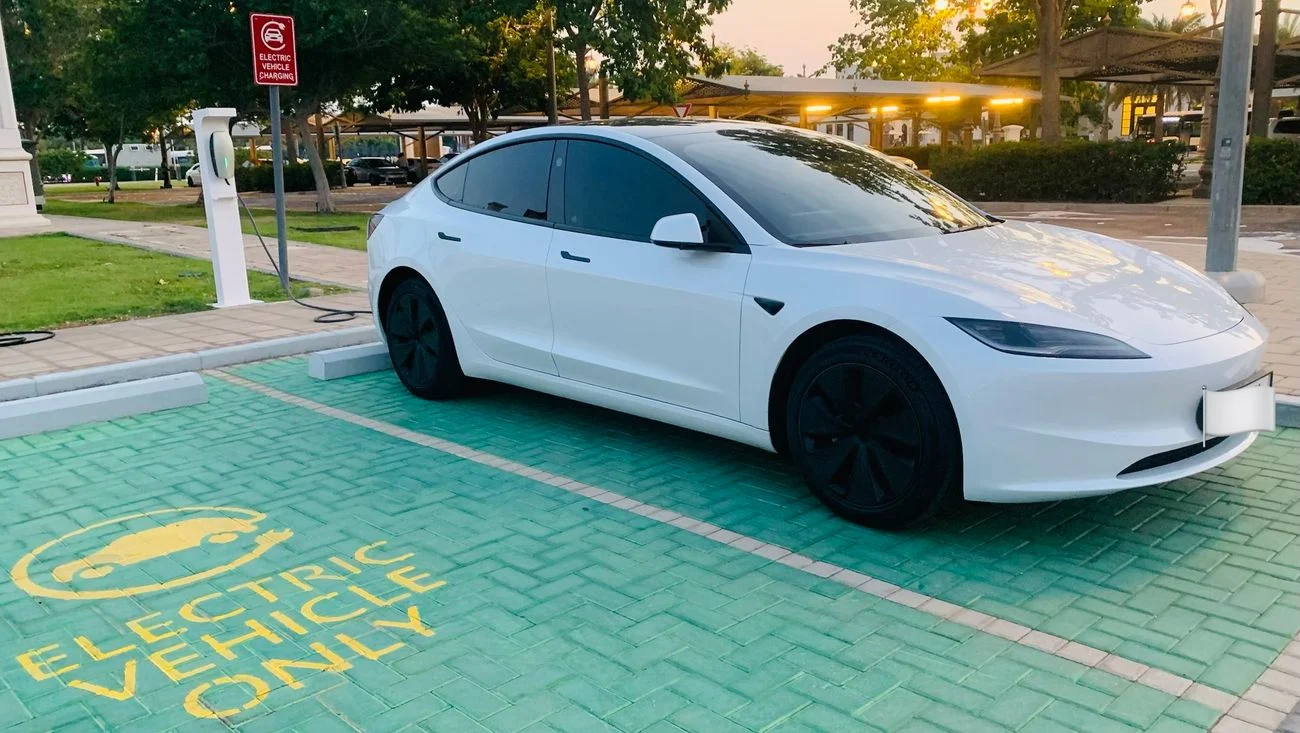 2024 Tesla Model 3 STANDARD RANGE, weiß, 75.000 km, Import VAE — Foto 1 z 16 2024 Tesla Model 3 STANDARD RANGE, weiß, 75.000 km, Import VAE — Foto 1 z 16