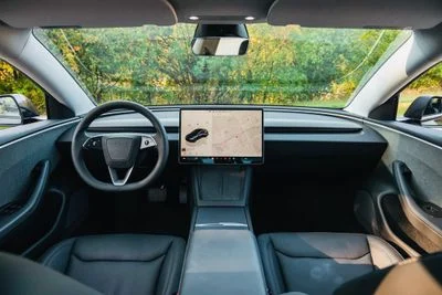 2024 Tesla Model 3 STANDARD RANGE, weiß, 75.000 km, Import VAE — Foto 7 z 16