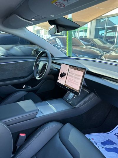 2024 Tesla Model 3 PERFORMANCE, weiß, 18.000 km, Import VAE — Foto 11 z 12