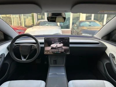 2025 Tesla Model 3 STANDARD RANGE, weiß, 40.000 km, Import VAE — Foto 11 z 13