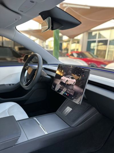 2025 Tesla Model 3 STANDARD RANGE, weiß, 40.000 km, Import VAE — Foto 13 z 13