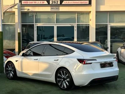 2025 Tesla Model 3 STANDARD RANGE, weiß, 40.000 km, Import VAE — Foto 4 z 13