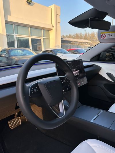 2025 Tesla Model 3 STANDARD RANGE, weiß, 40.000 km, Import VAE — Foto 9 z 13