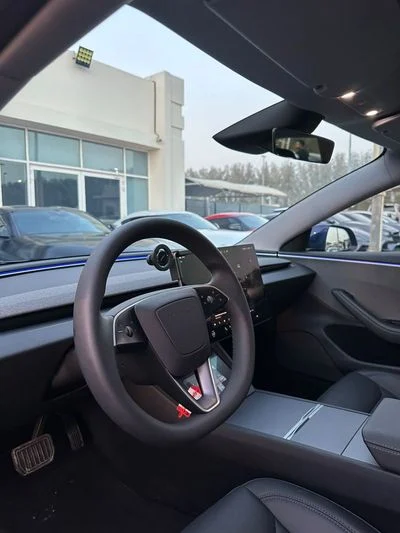2025 Tesla Model 3 STANDARD RANGE, blau, 24.000 km, Import VAE — Foto 10 z 11