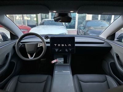 2025 Tesla Model 3 STANDARD RANGE, blau, 24.000 km, Import VAE — Foto 7 z 11