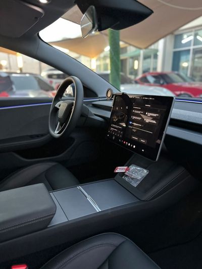2025 Tesla Model 3 STANDARD RANGE, blau, 24.000 km, Import VAE — Foto 9 z 11