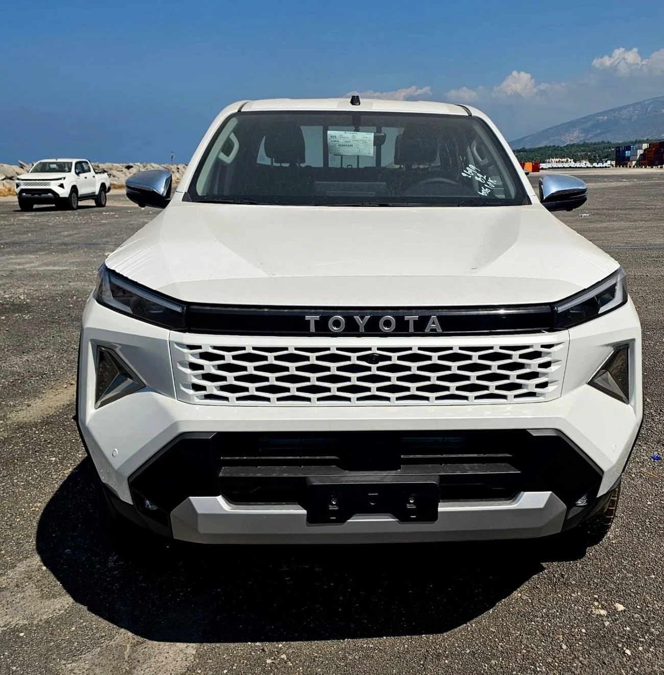 2027 Toyota HILUX TRAVO BRAND NEW 2.7L ENGINE V4 PETROL FULL OPTION:, weiß, 0 km, Import VAE — Foto 1