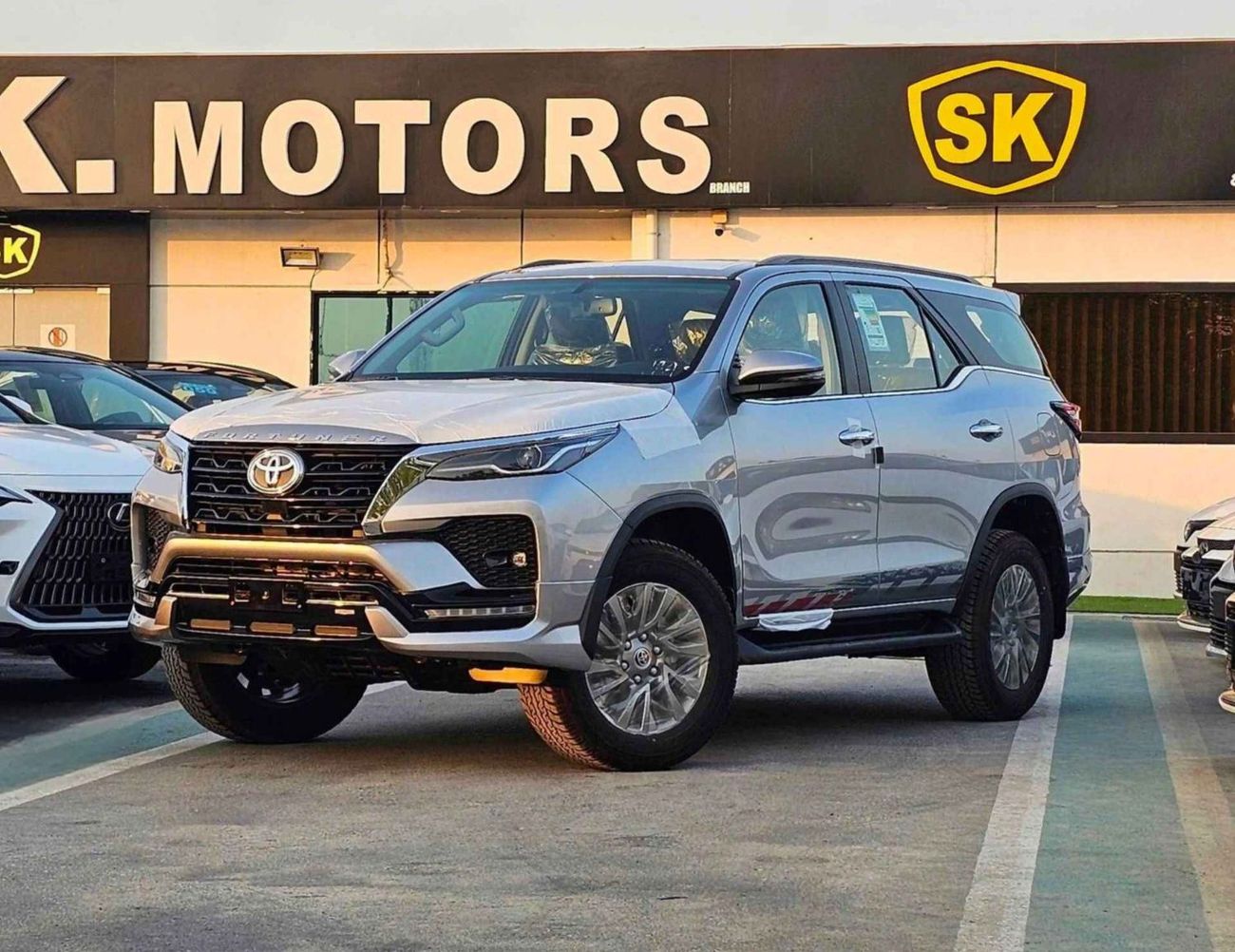 2026 Toyota Fortuner, silber, 0 km, Import VAE — Foto 1