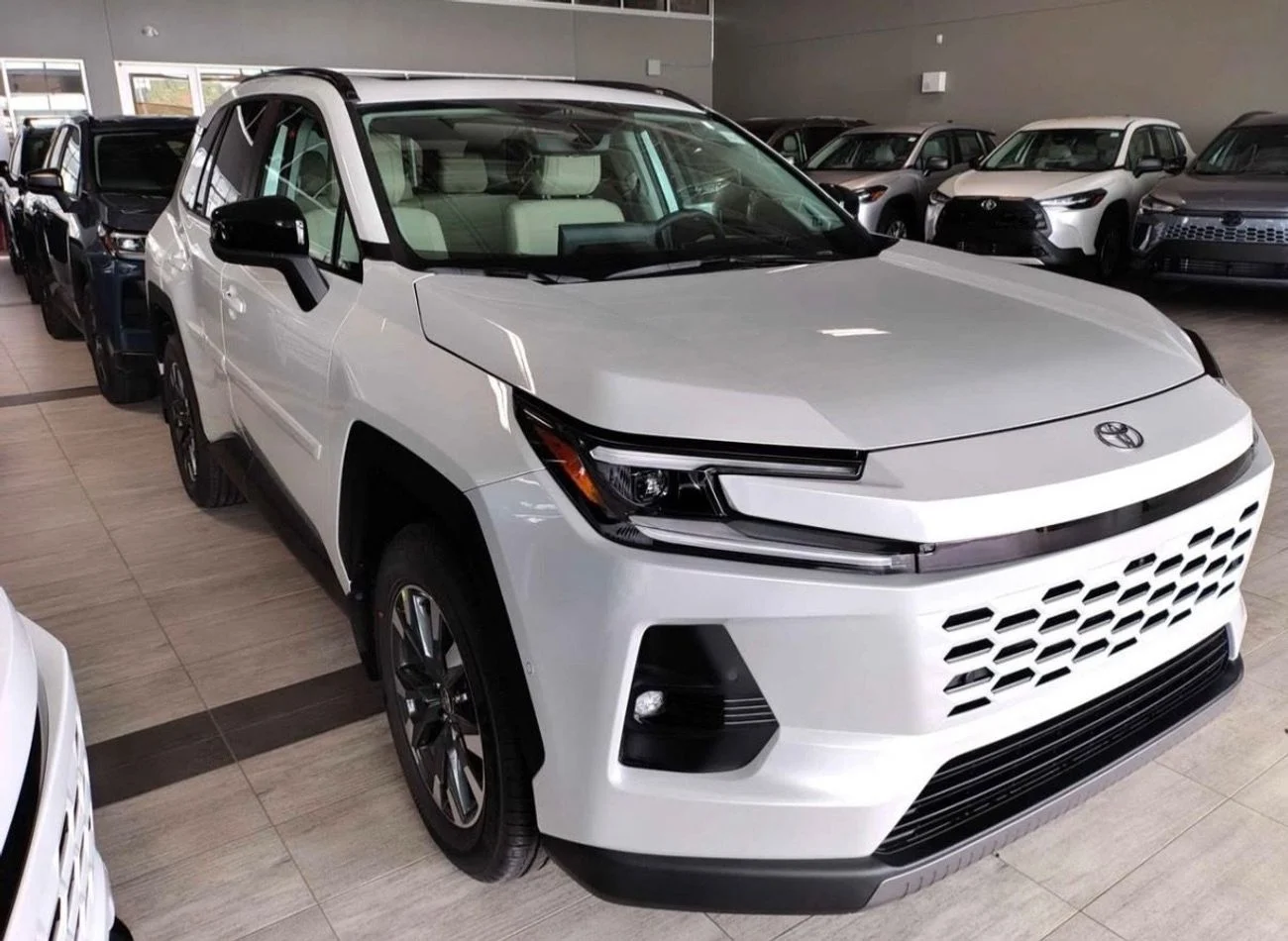 2026 Toyota RAV4 Limited hybrid, weiß, 0 km, Import VAE — Foto 1
