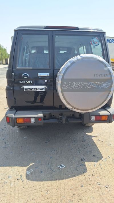 2026 Toyota Land Cruiser 70 LC76 LX, schwarz, 0 km, Import VAE — Foto 4 z 12
