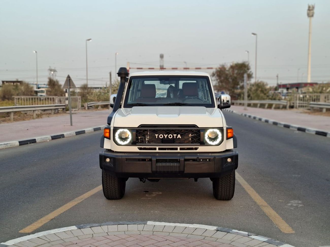 2026 Toyota Land Cruiser 70 2.8 LC76_ 5 DOOR Diesel, weiß, 0 km, Import VAE — Foto 1