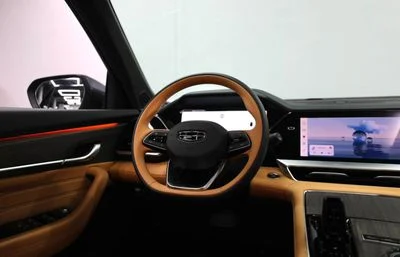 2026 Geely Monjaro GF PLUS, silber, 0 km, Import VAE — Foto 13 z 16