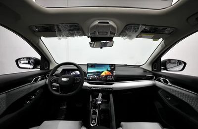 2025 Geely Coolray GF, silber, 0 km, Import VAE — Foto 14 z 17
