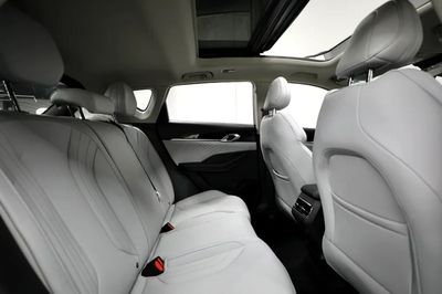 2025 Geely Coolray GF, silber, 0 km, Import VAE — Foto 8 z 17