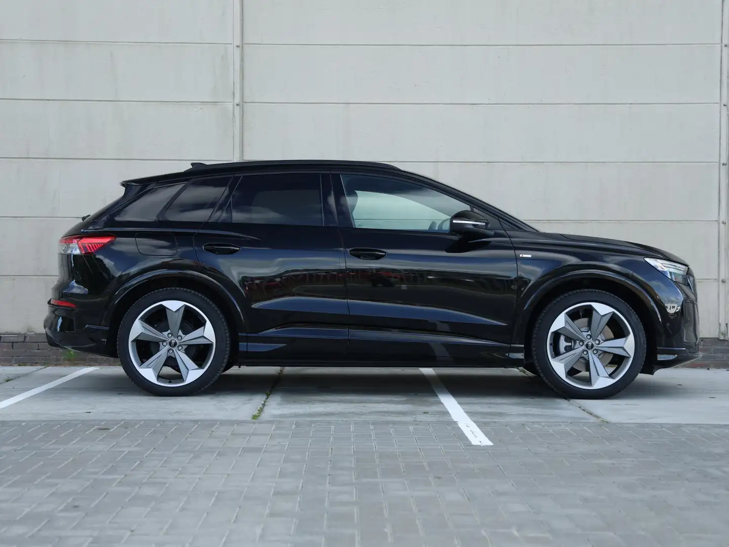2026 Audi Q4 e-tron, 9 km, Niederlande — Foto 2 z 12