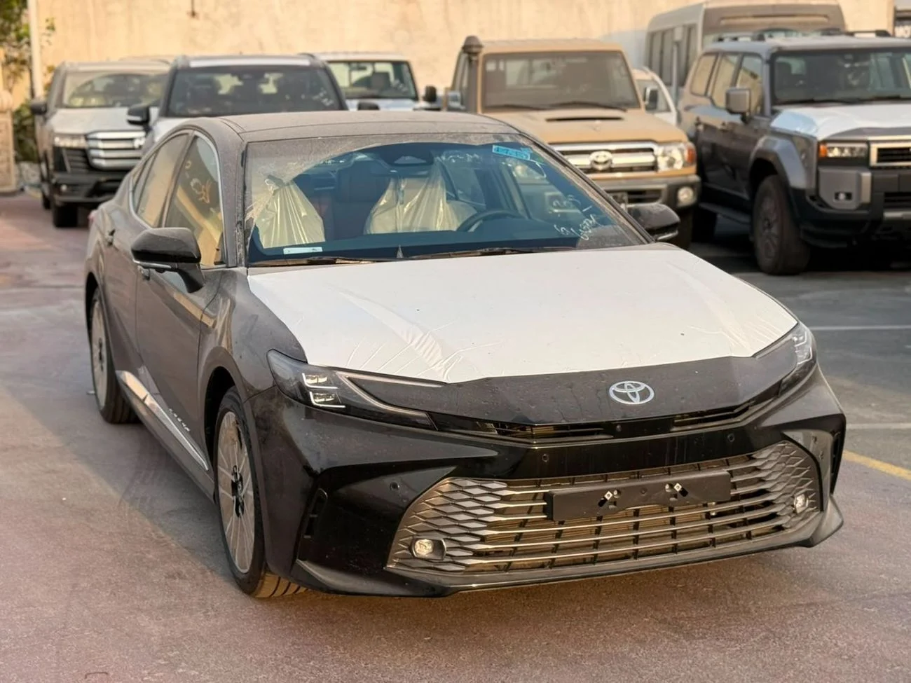 2026 Toyota Camry LUMIERE HEV, schwarz, 0 km, Import VAE — Foto 1