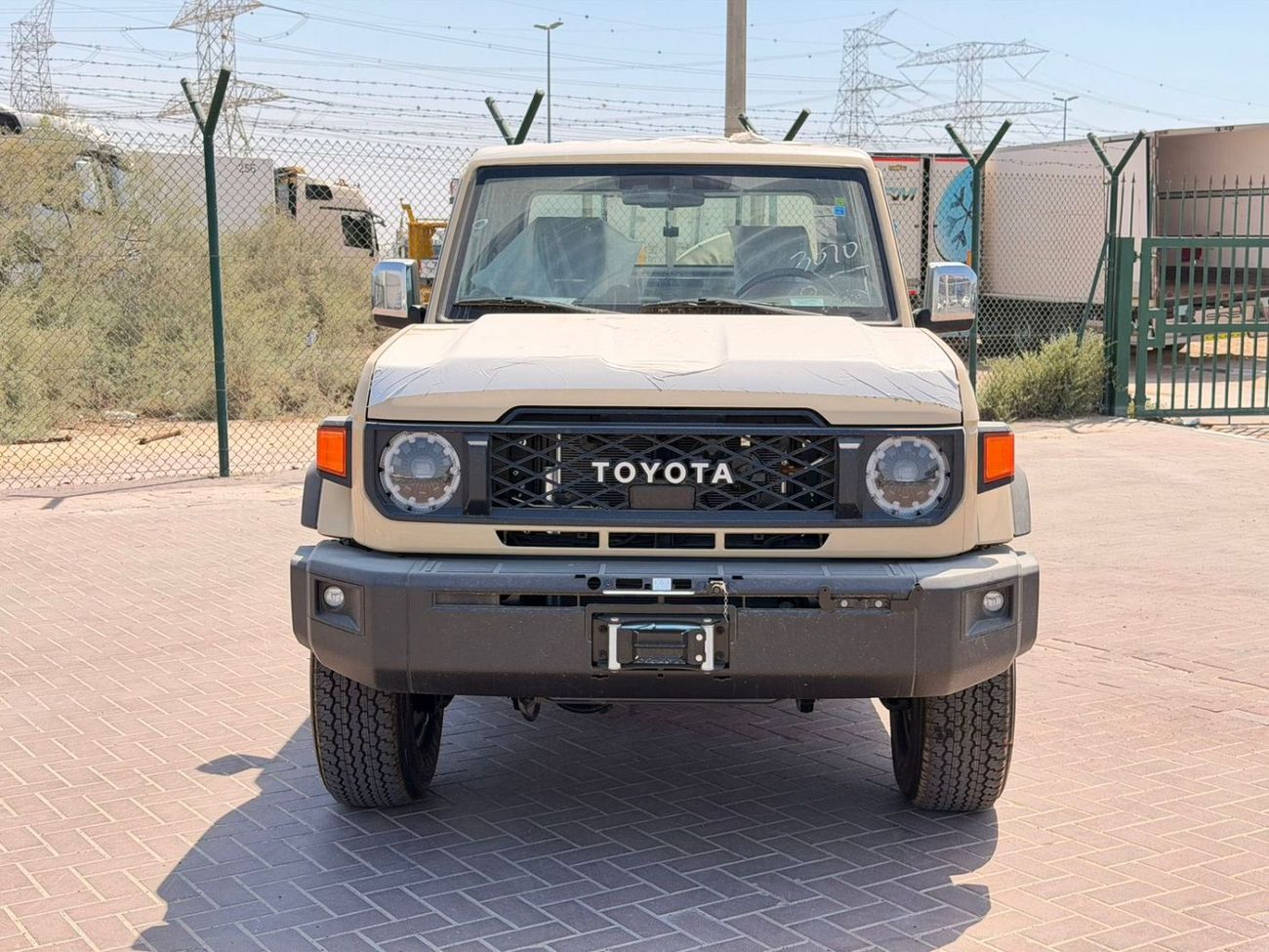 2026 Toyota Land Cruiser Pick Up, beige, 0 km, Import VAE — Foto 1