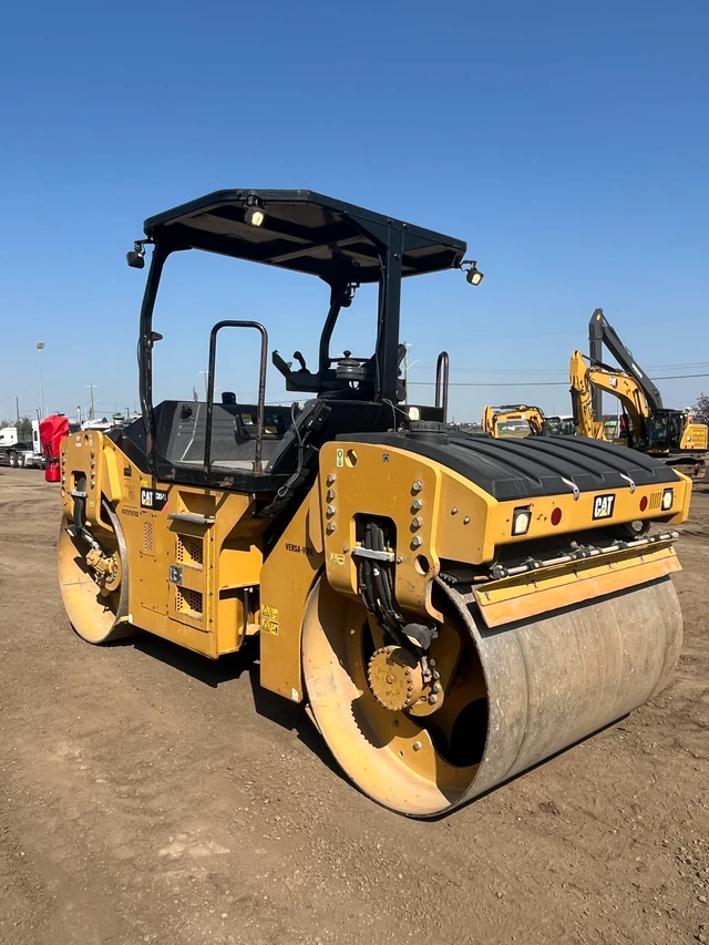 2014 Caterpillar CB54B, 1 mth, Import Kanada — Foto 2 z 5