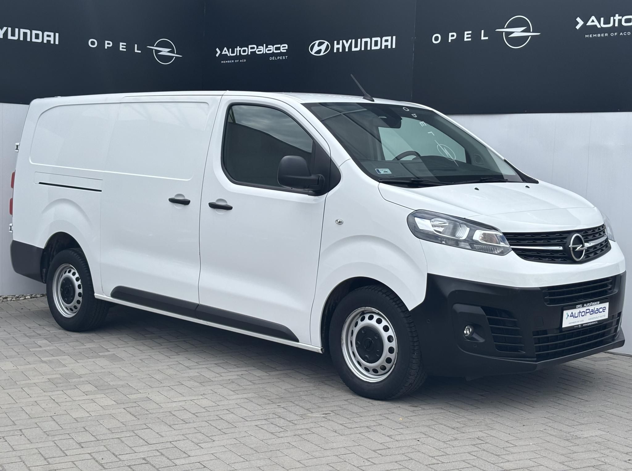 2021 Opel, 130.590 km, Ungarn — Foto 1