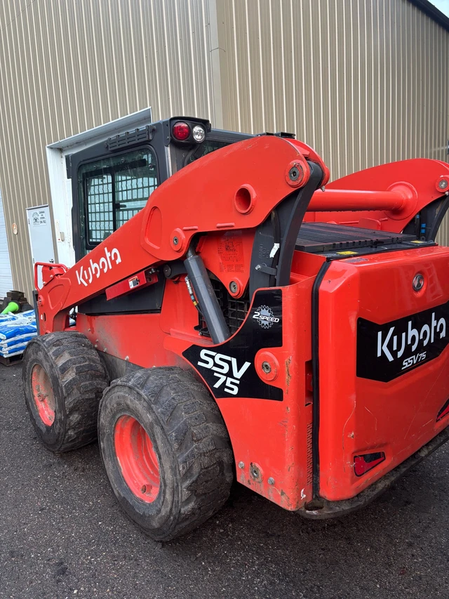 2012 Kubota SSV75, Import Kanada — Foto 3 z 5