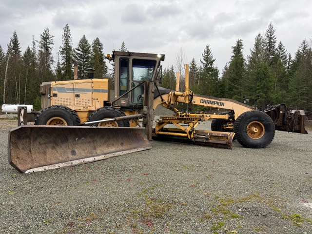 **Price Adjustment** Champion 750A Grader with attachments, 14.000 mth, Import Kanada — Foto 1 z 5 **Price Adjustment** Champion 750A Grader with attachments, 14.000 mth, Import Kanada — Foto 1 z 5
