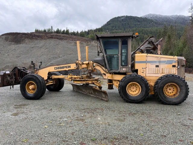 **Price Adjustment** Champion 750A Grader with attachments, 14.000 mth, Import Kanada — Foto 2 z 5