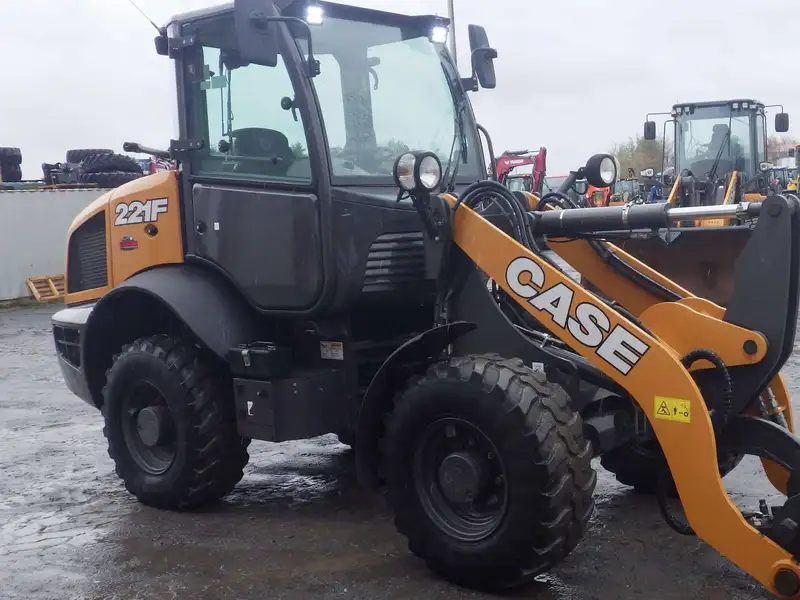 2021 Case 221F, Import Kanada — Foto 2 z 12