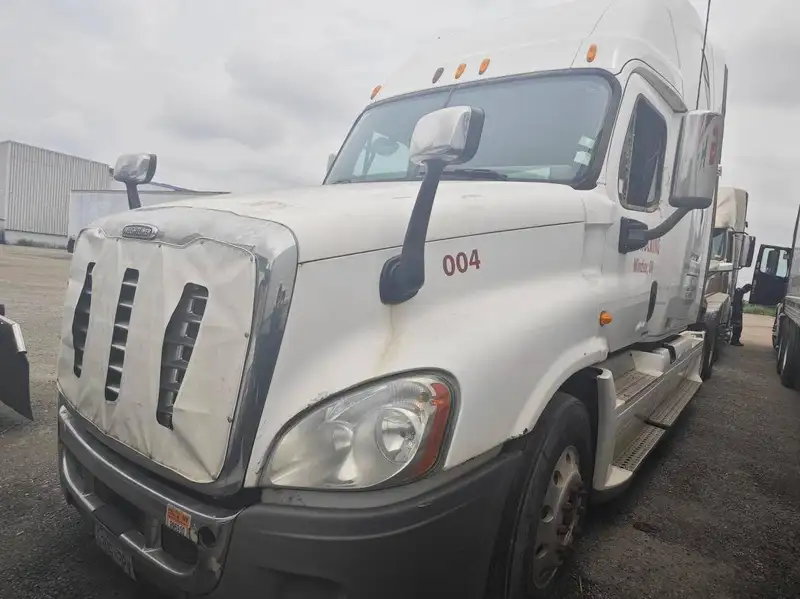 2012 Freightliner CASCADIA-SLEEPER-WHITE cascadia sleeper, weiß, 800.000 mth, Import Kanada — Foto 2 z 7