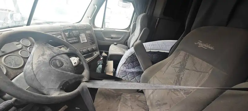 2012 Freightliner CASCADIA-SLEEPER-WHITE cascadia sleeper, weiß, 800.000 mth, Import Kanada — Foto 3 z 7